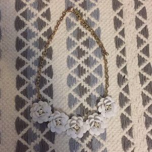 Francescas White Flower Necklace